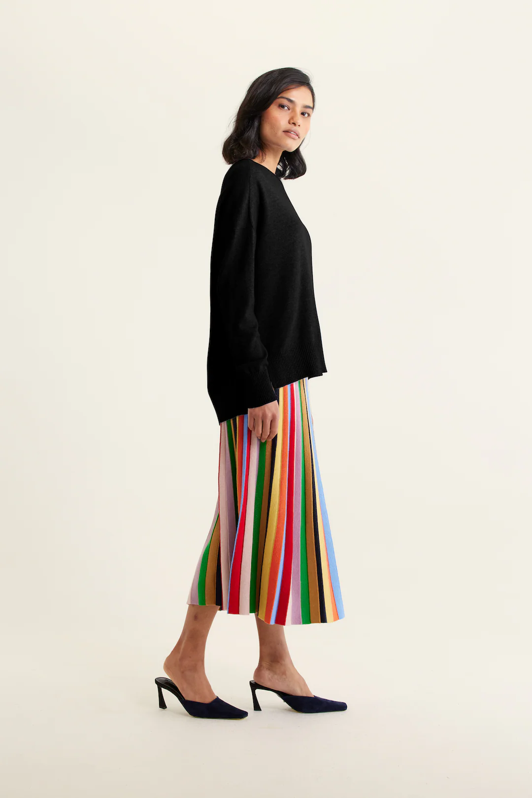 Iris Cashmere Crew Sweater In Black - Image 2