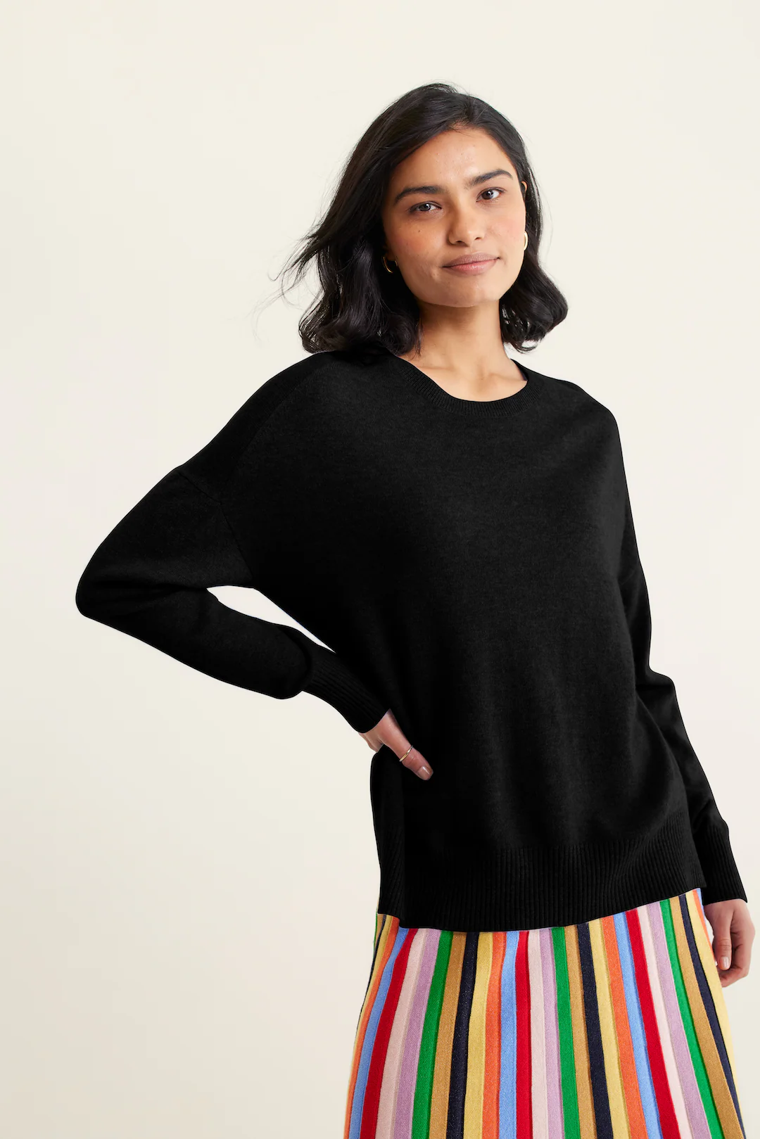 Iris Cashmere Crew Sweater In Black - Image 4