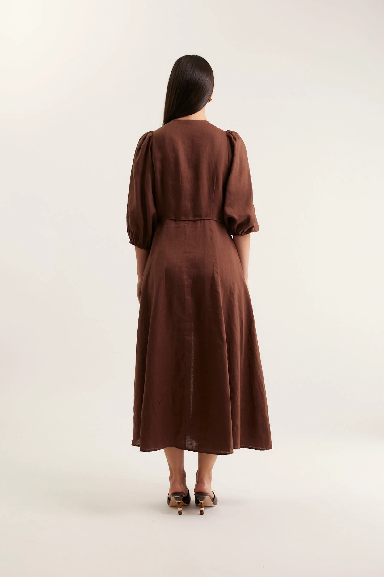 Maya Linen Dress In Choc - Image 4