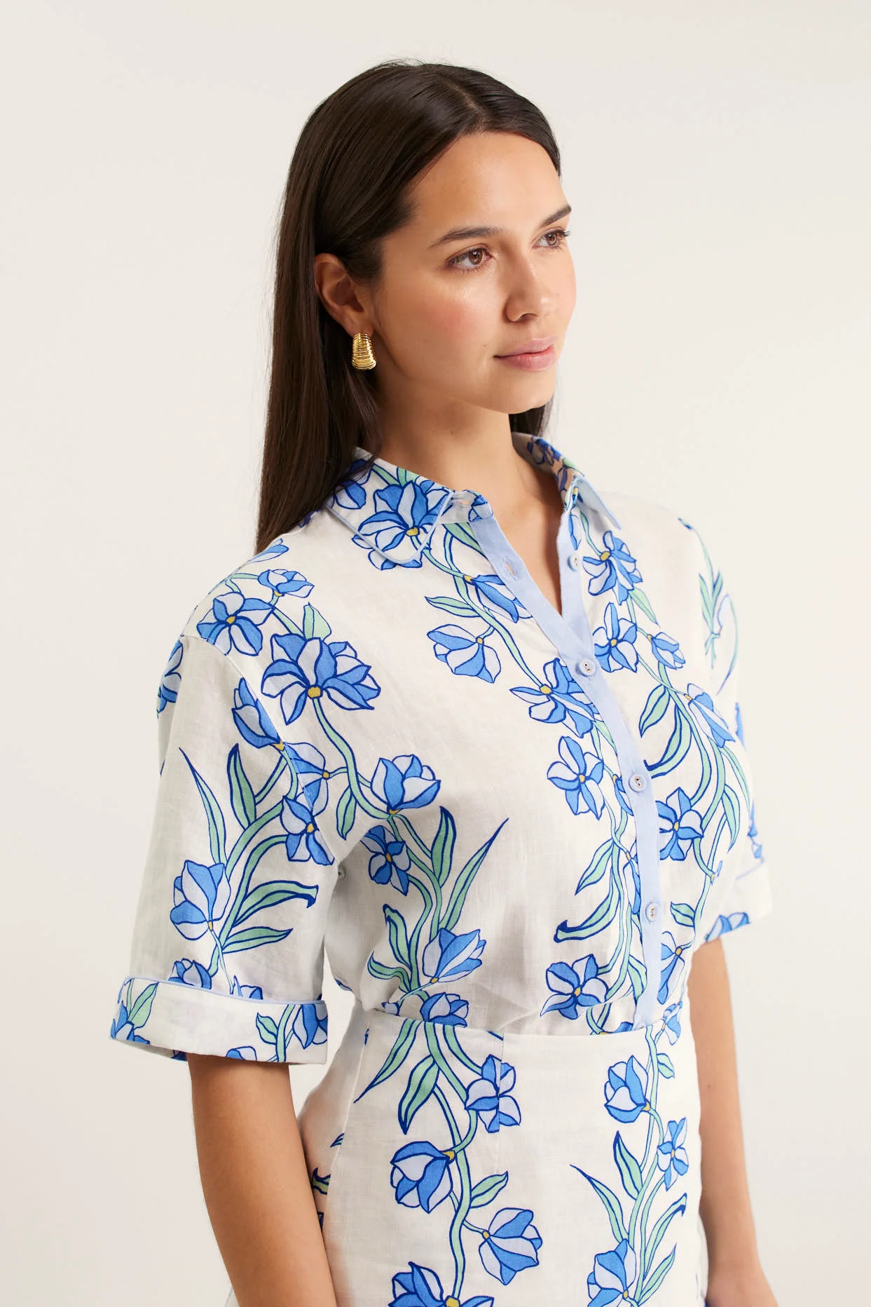 Sasha Linen Shirt In Blue Vine Print - Image 2
