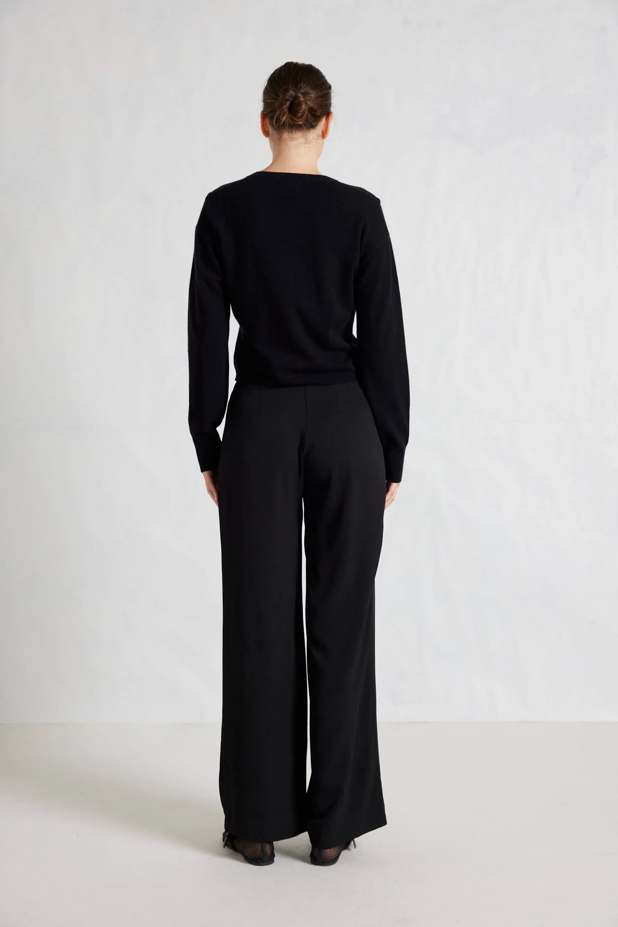 Sydney Cardi in Black - Image 5