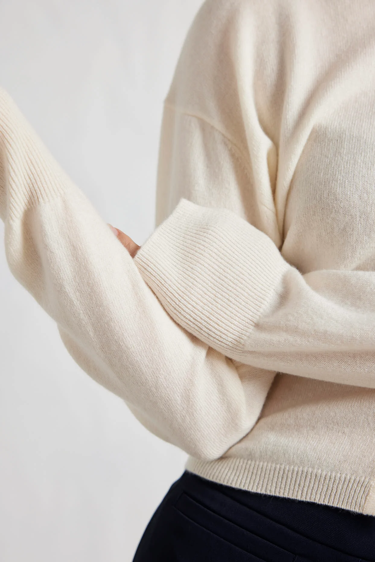 Sydney Cardi in White Alyssum - Image 4