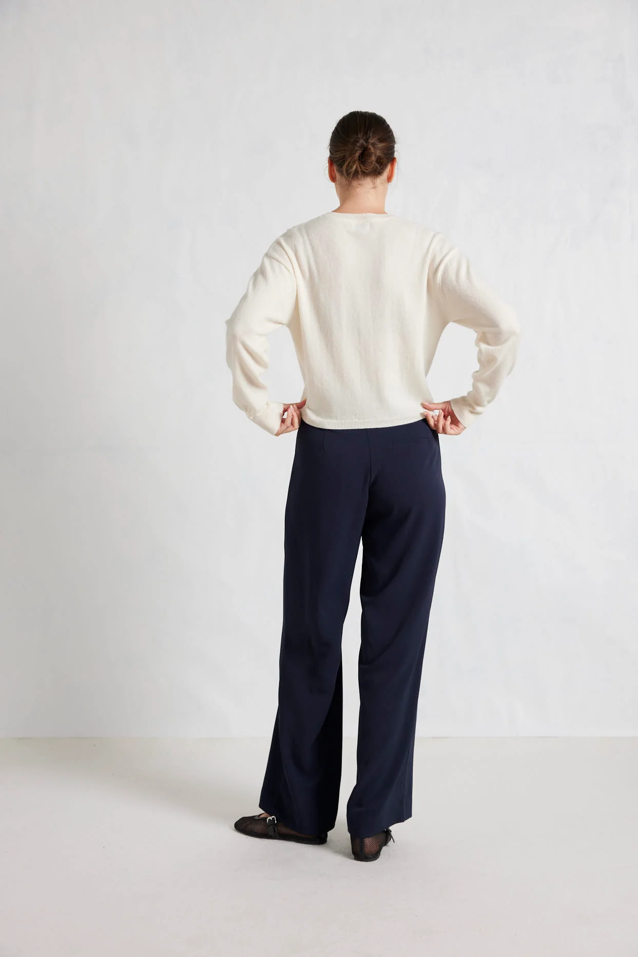 Sydney Cardi in White Alyssum - Image 6