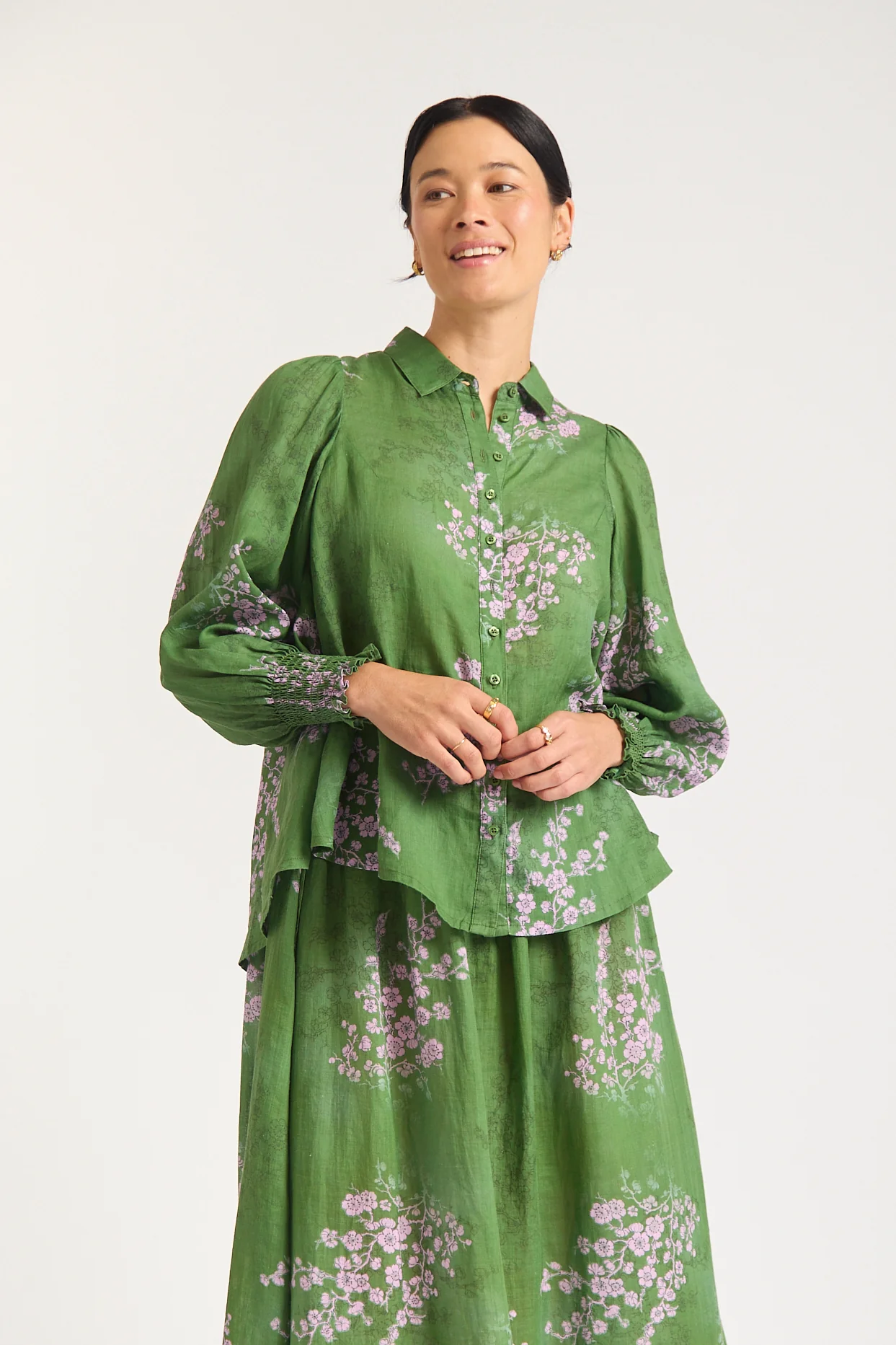 Willa Ramie Shirt  In Maple Print - Image 3
